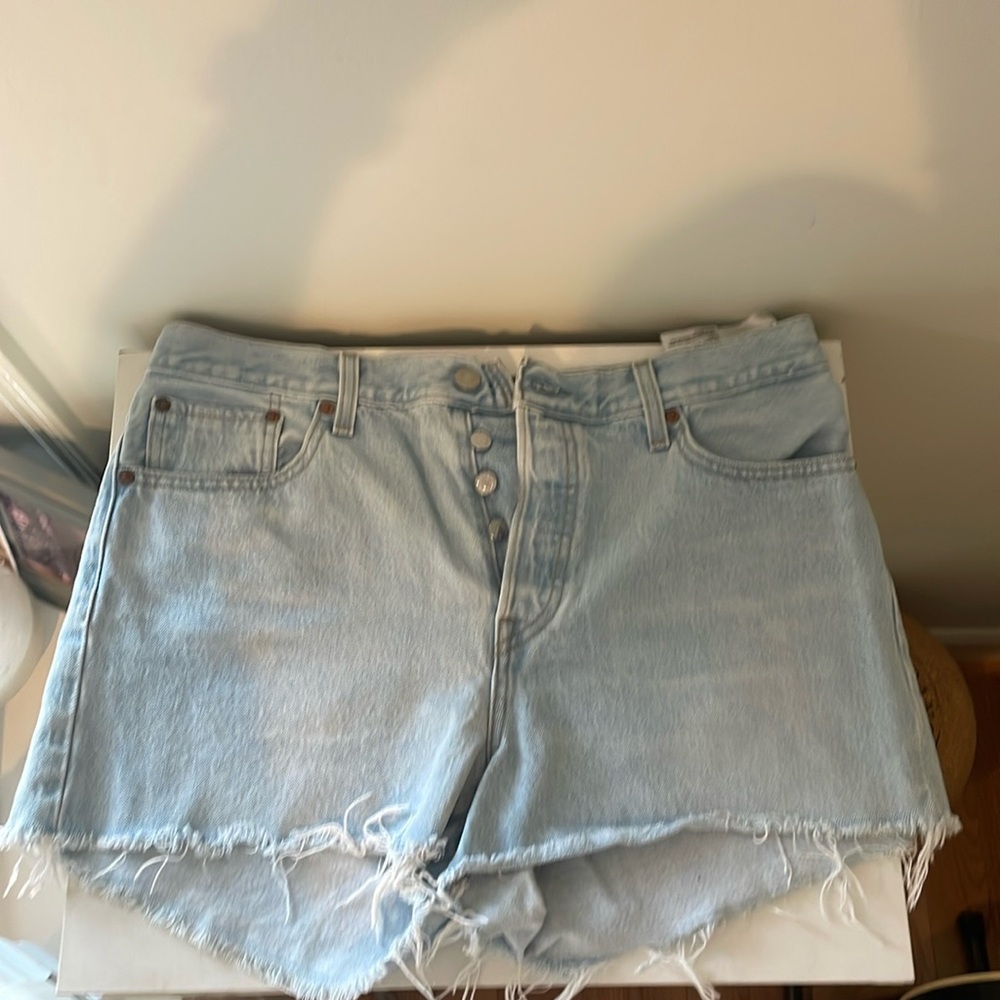 LEVI SHORTS - Size 32